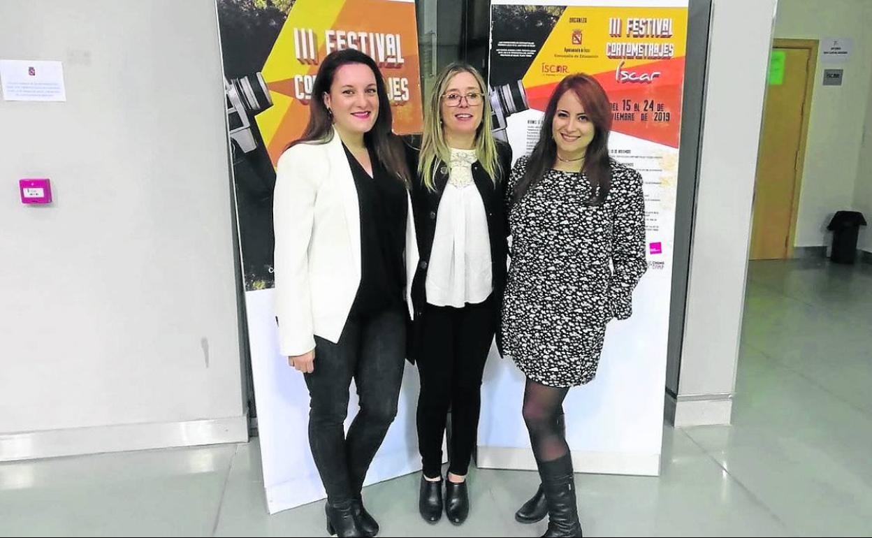 Las directoras del mejor cortometraje, Cristina y María José Martín, con la concejala Carmen Aceves. 