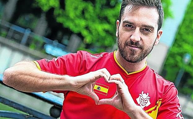 El 'gamer' afincado en Alemania dibuja un corazón. 