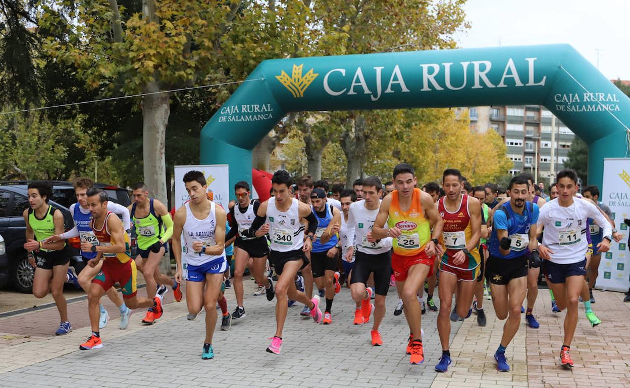 Los atletas toman la salida de la 7ª Vuelta Pedestre en el parque de La Alamedilla de Salamanca.