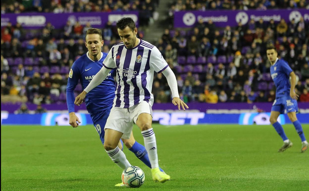 Kiko Olivas protege el balón ante la llegada de De Jong. 