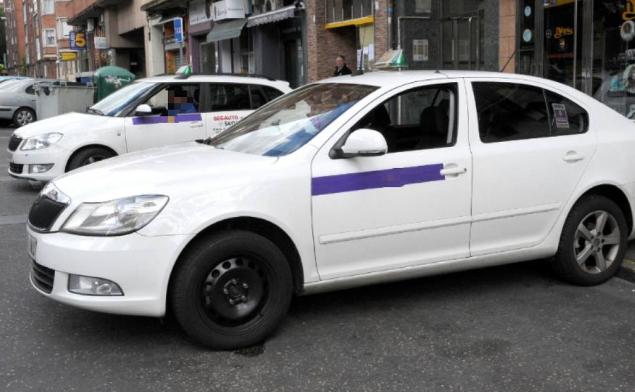 Taxis aparcados en una parada en Valladolid. 