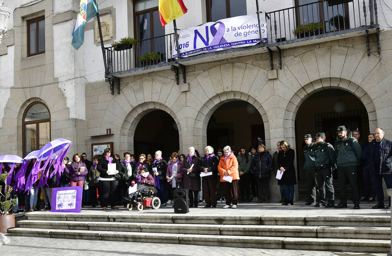 Fotos: Concentración contra la violencia de género en el Espinar