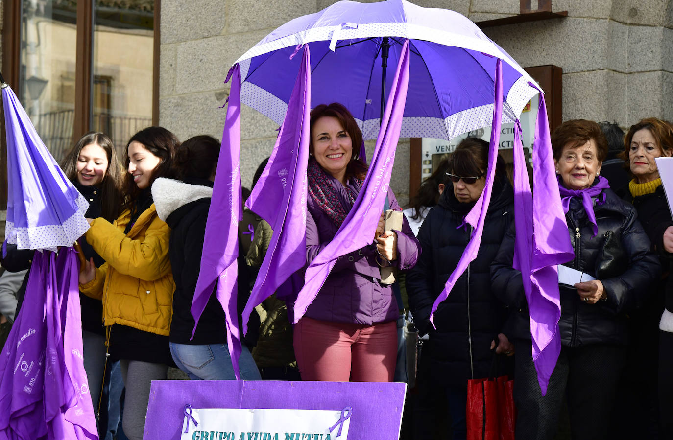 Fotos: Concentración contra la violencia de género en el Espinar