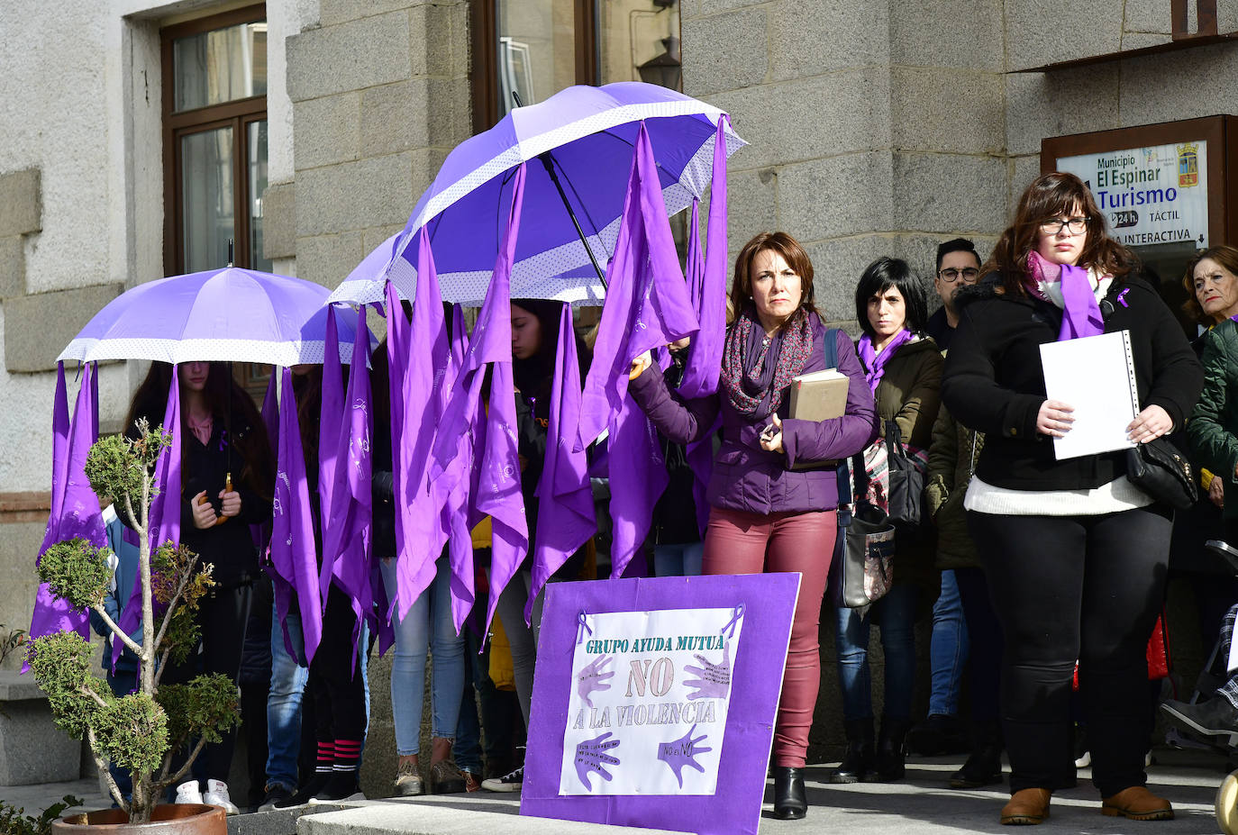 Fotos: Concentración contra la violencia de género en el Espinar