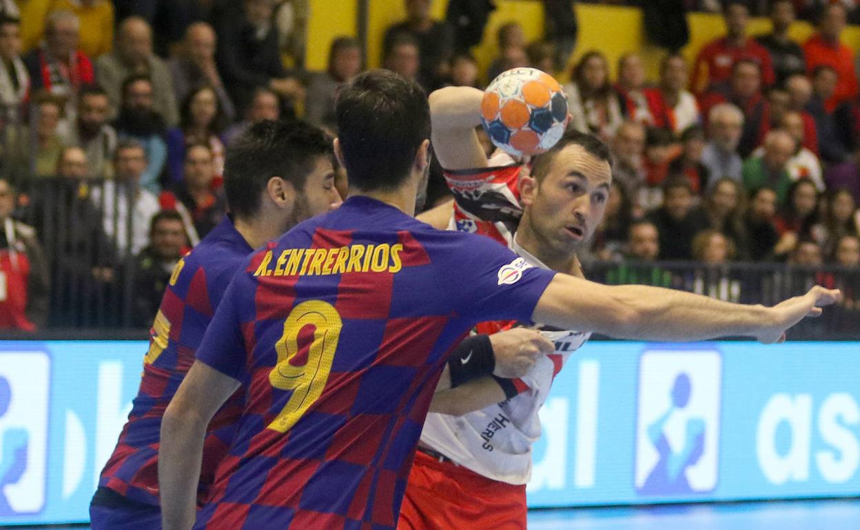 Carlos Villagrán, capitán del BM Nava, durante el partido disputado frente al Barcelona.