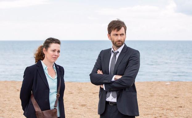 Colman, junto a Tennant, en 'Broadchurch'.