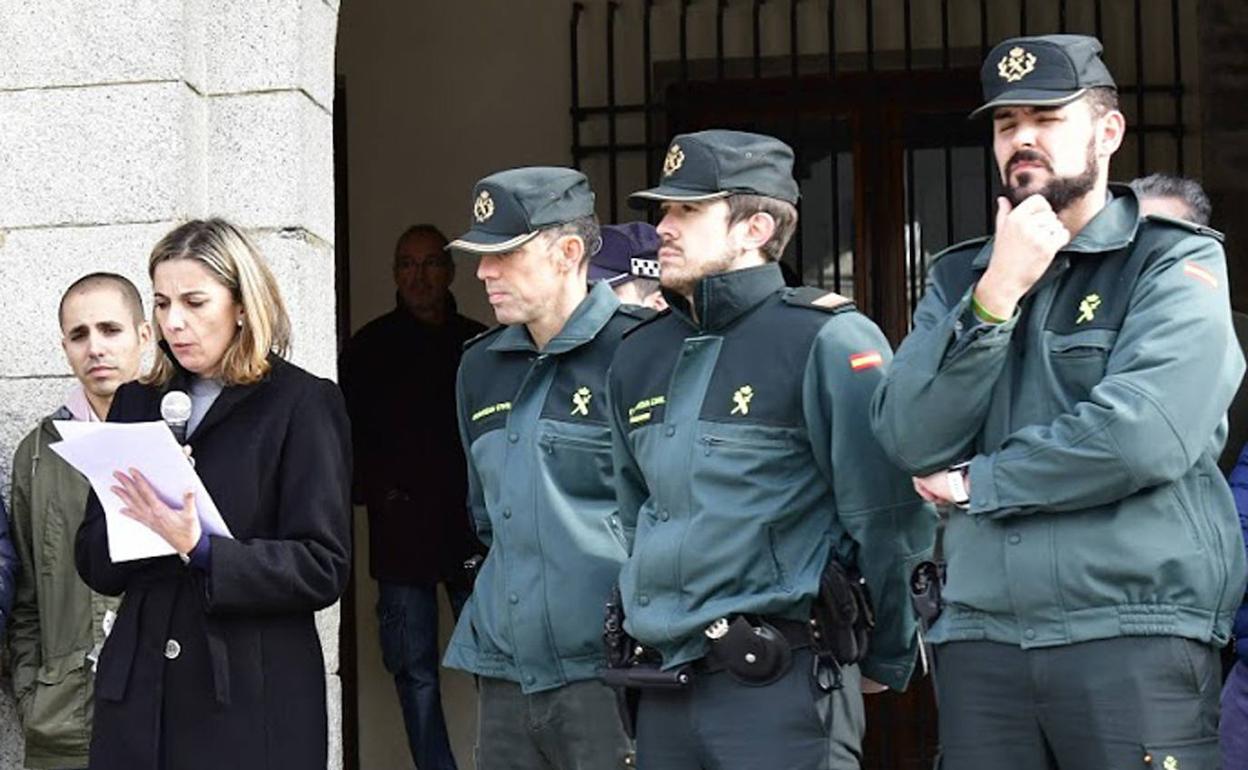 La concejala de Vox en El Espinar, Montserrat Sanz, teniente de alcalde y responsable de Asuntos Sociales e Igualdad, lee un manifiesto en la concentración celebrada esta mañana contra la violencia de género