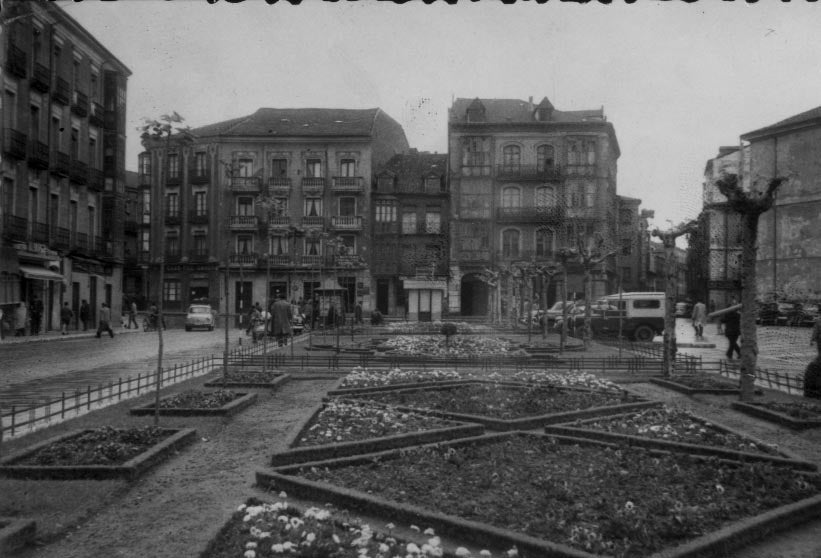 Vista de la plaza en los años 70.