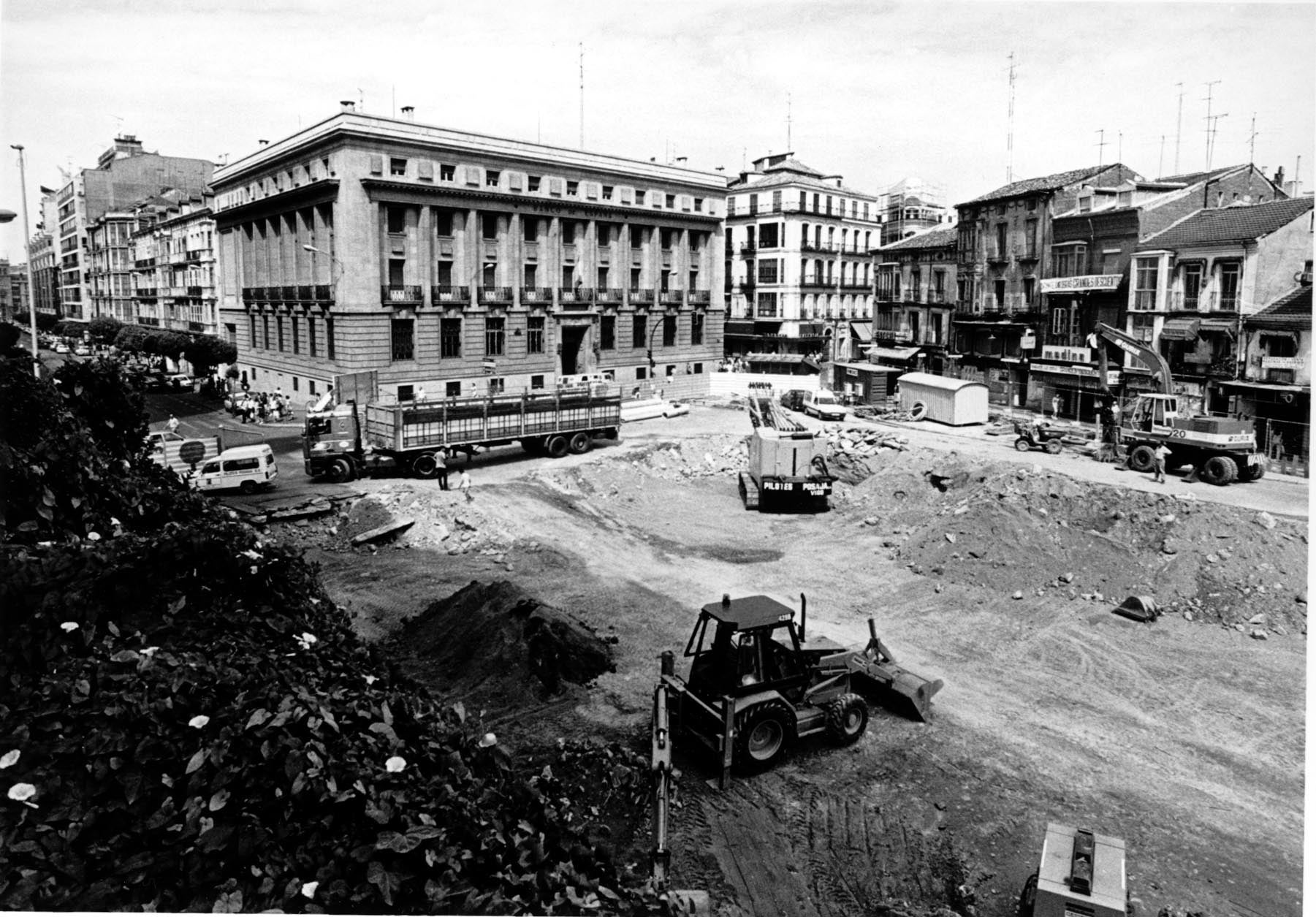 Agosto 1984. Obras de construcción del aparcamiento subterráneo de la plaza.