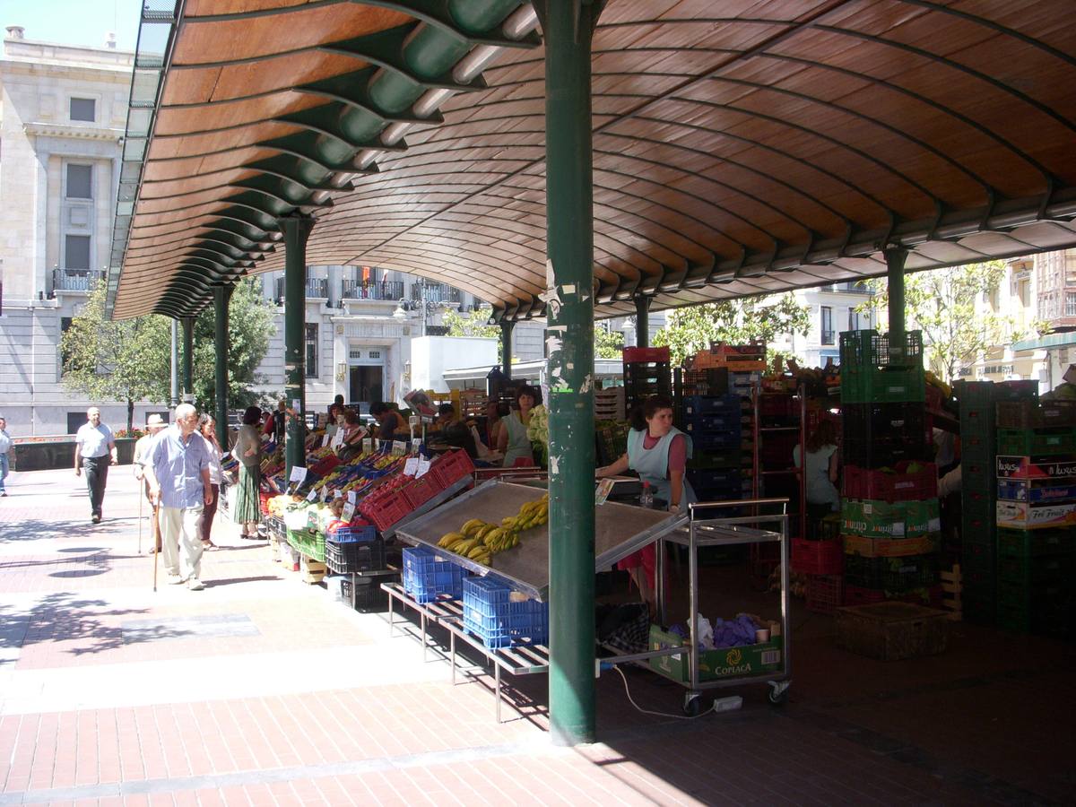 Agosto 2008. Puestos del mercado de Plaza España.