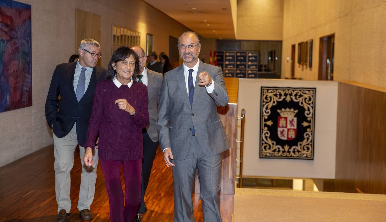 Un retrato y una placa con su nombre en la antigua sala de mesa y portavoces rinden tributo al escritor con motivo del centenario de su nacimiento 