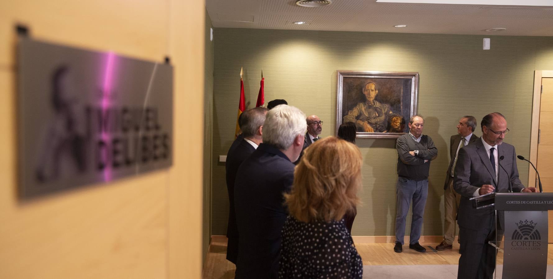 Un retrato y una placa con su nombre en la antigua sala de mesa y portavoces rinden tributo al escritor con motivo del centenario de su nacimiento 