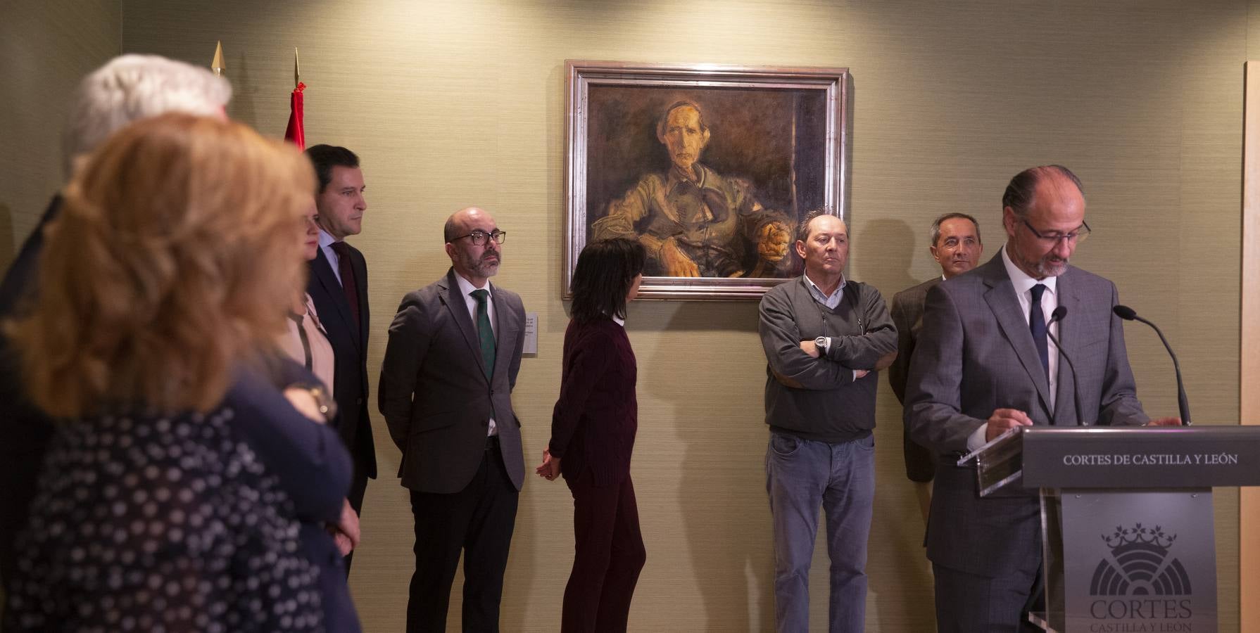 Un retrato y una placa con su nombre en la antigua sala de mesa y portavoces rinden tributo al escritor con motivo del centenario de su nacimiento 