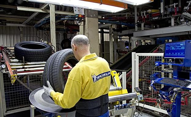 Operario de la empresa Michelin en Valladolid. 