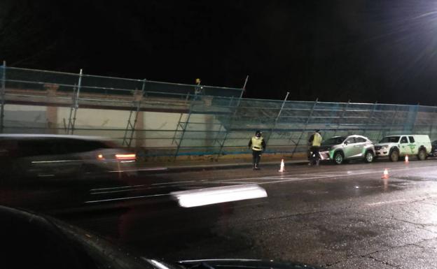 Imagen principal - Cae un andamio de más de 50 metros en la avenida de la Constitución de Burgos