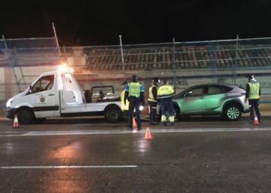 Imagen secundaria 1 - Cae un andamio de más de 50 metros en la avenida de la Constitución de Burgos