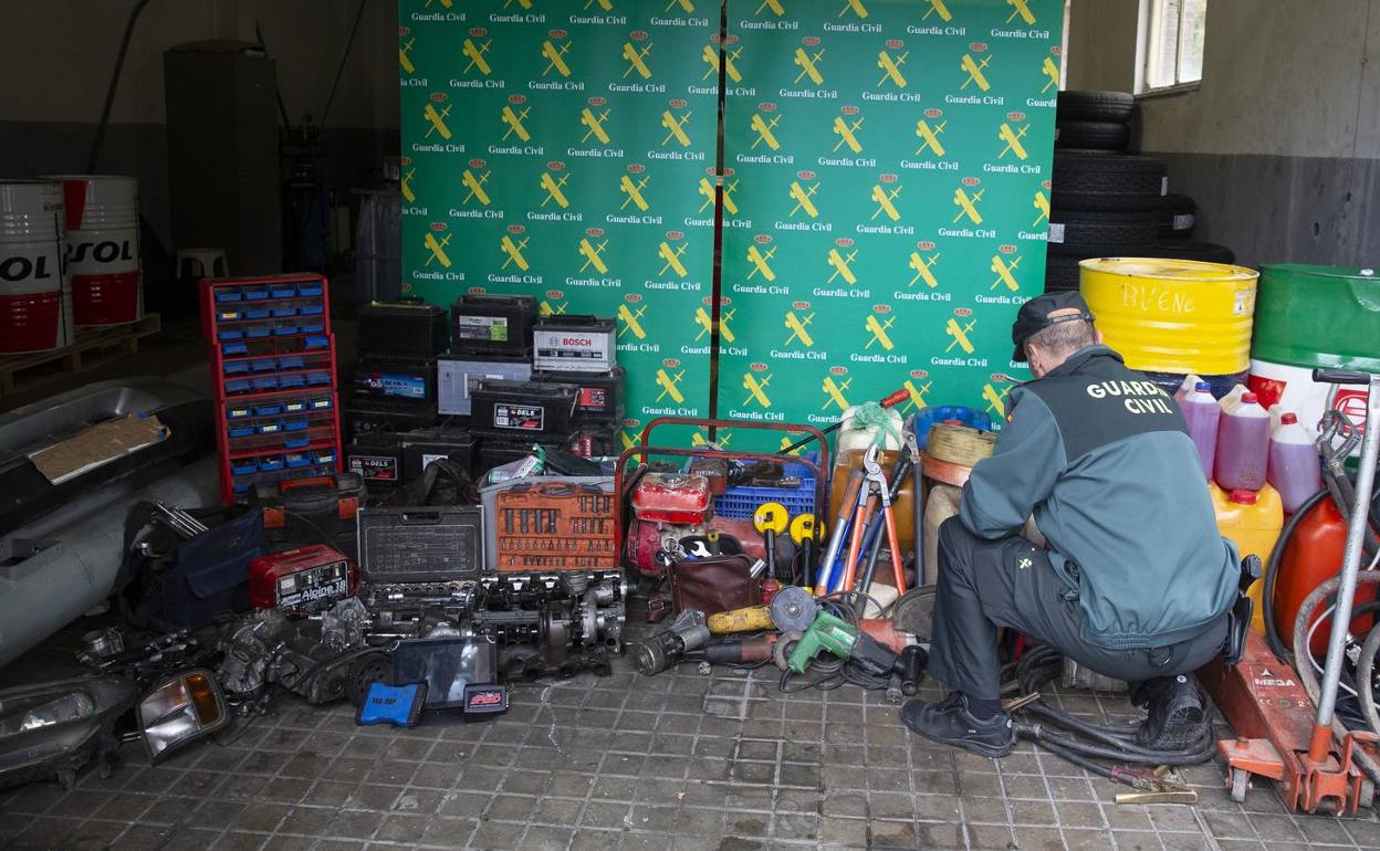 Un guardia civil examina el material intervenido en el marco de la 'operación Rocasoil'.