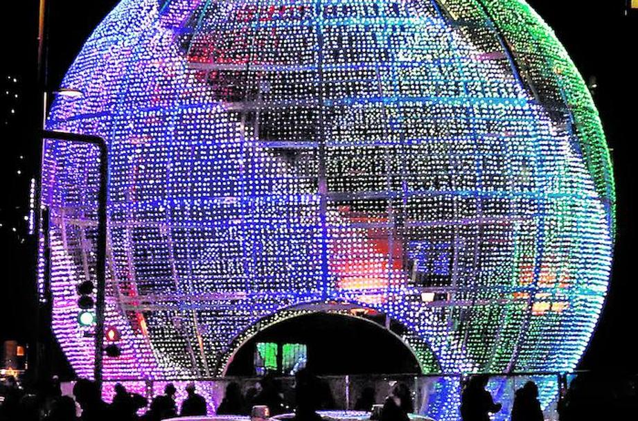 Madrid luce desde el viernes una enorme bola de Navidad, con 43.000 luces led.