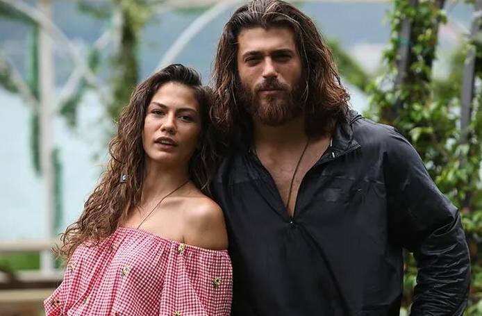 En la serie Erkenci Kuş comparte pantalla con la actriz Demet Özdemir.