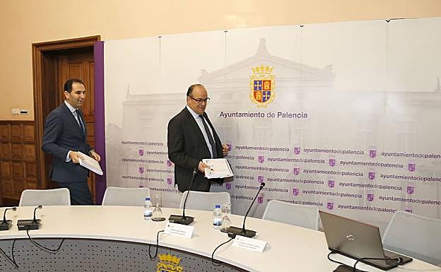 El alcalde, Mario Simón y el concejal de Hacienda, Luis Miguel Cárcel, en la presentación del presupuesto de 2020. 