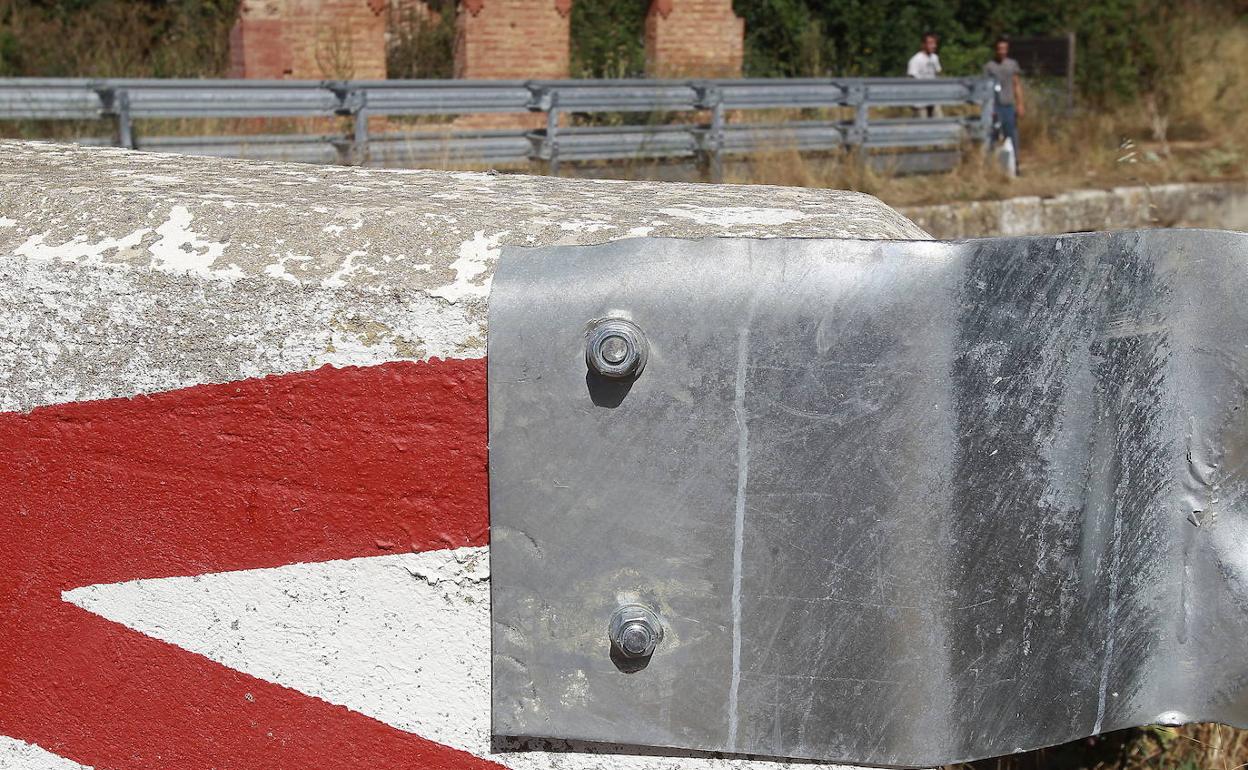 Detalle del petril instalado en el puente de Naveros de Pisuerga donde en 2012 seis personas murieron al caer el coche en el que viajaban al cauce del Canal de Castilla. 