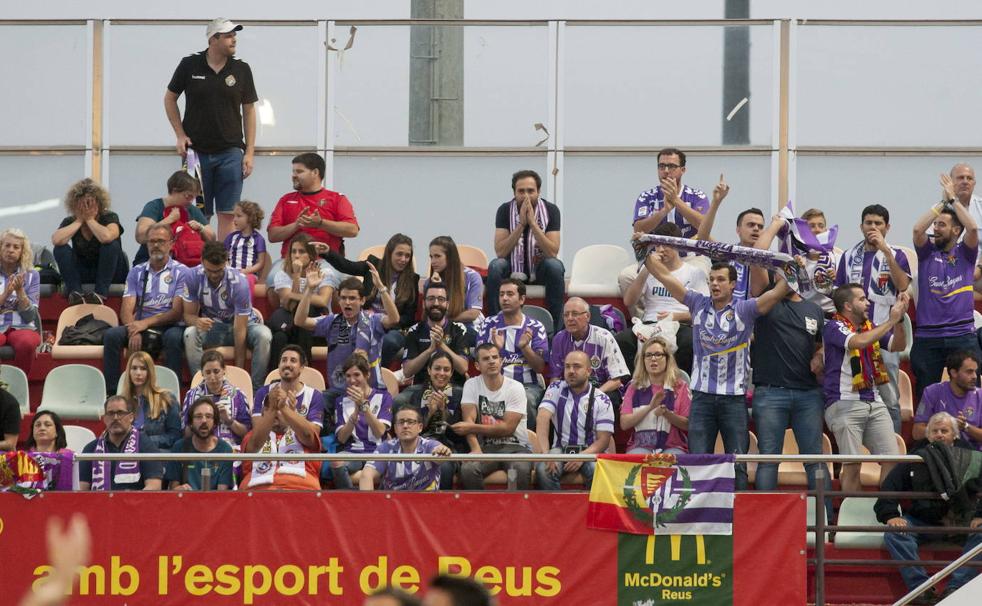 Aficionados del Real Valladolid animan en la grada del estadio del Reus, el 4 de junio de 2017. 