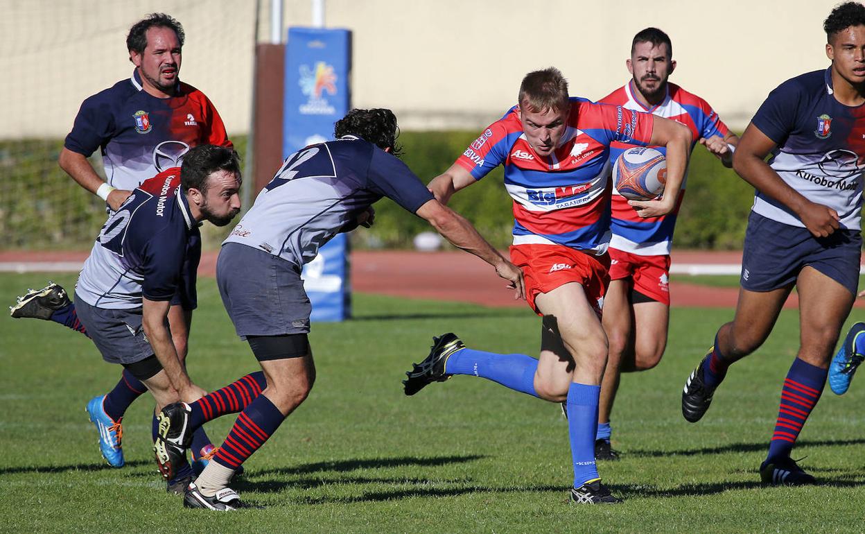 Un jugador del BigMat Tabanera Lobos avanza tratando de superar a los rivales.