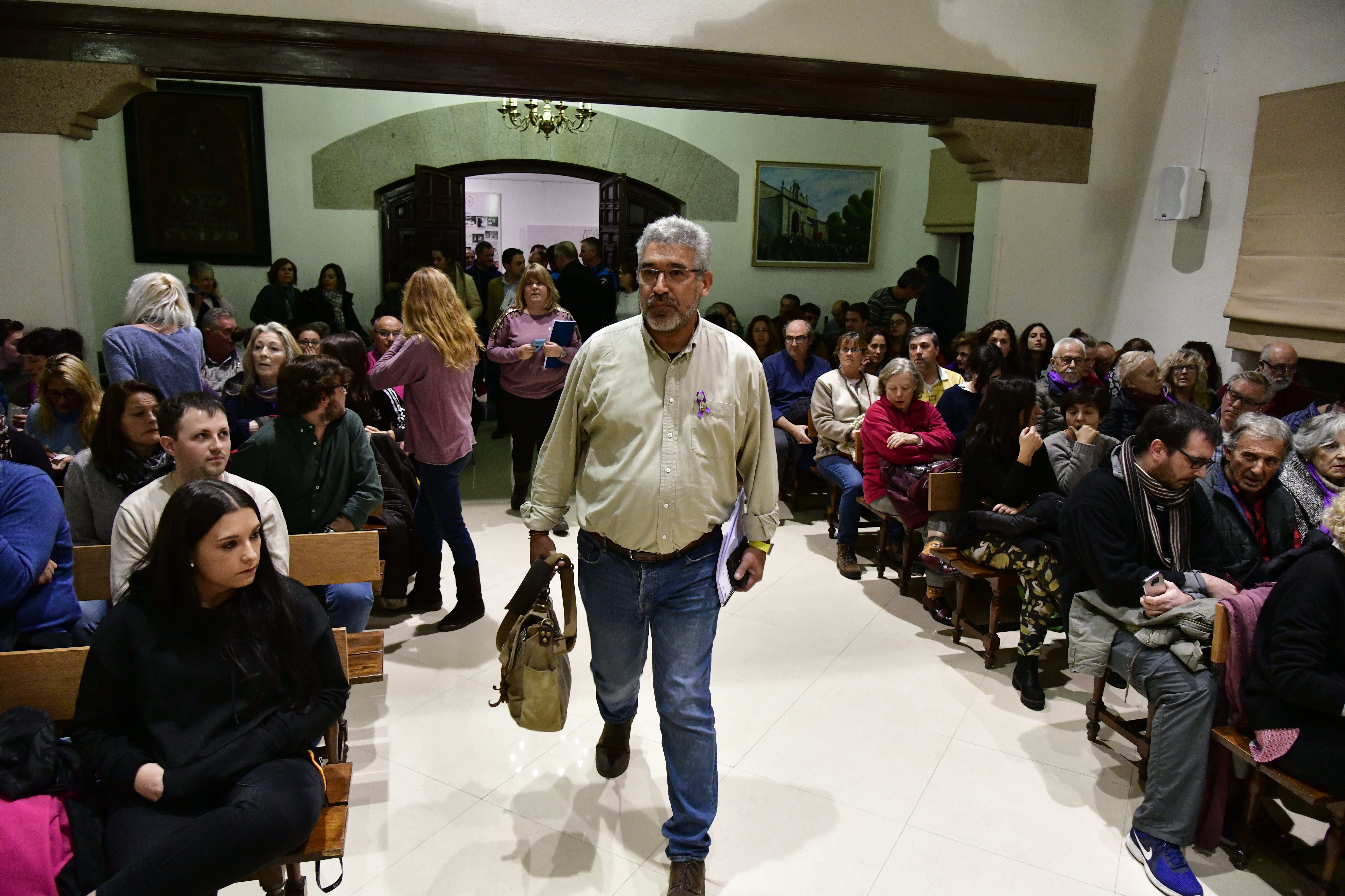 Policías locales conminan a desalojar el salón de plenos del Ayuntamiento de El Espinar.