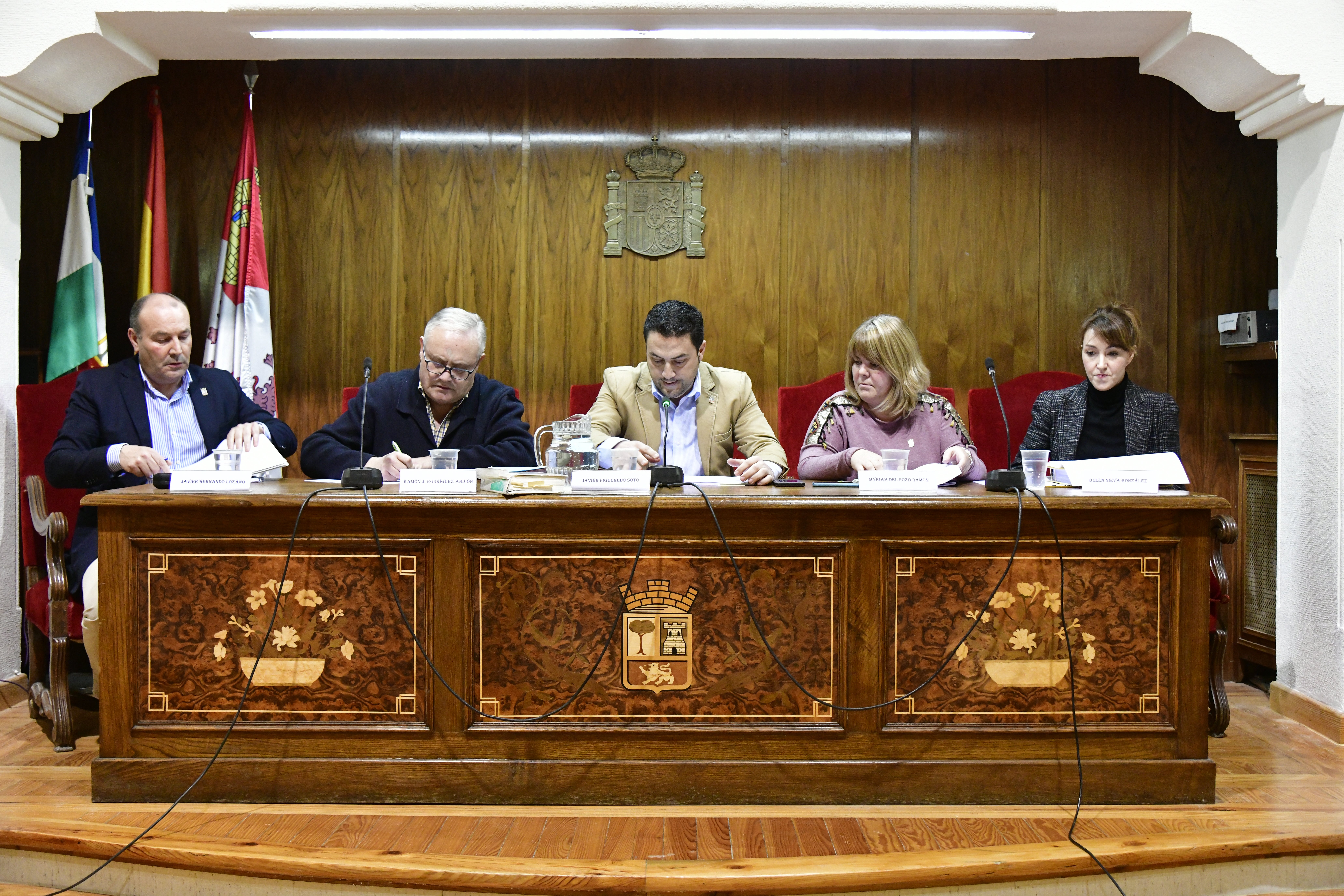 Policías locales conminan a desalojar el salón de plenos del Ayuntamiento de El Espinar.