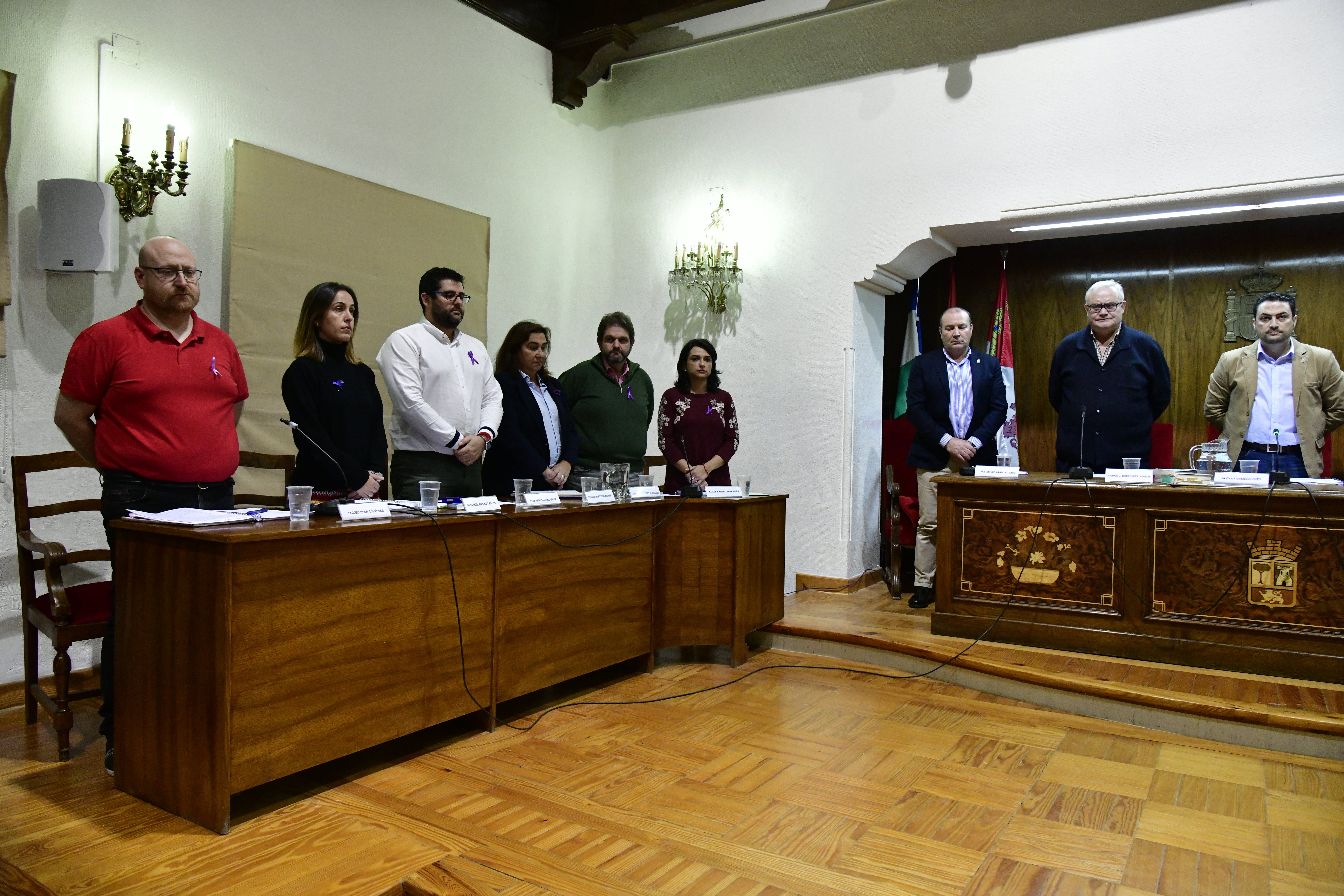 Policías locales conminan a desalojar el salón de plenos del Ayuntamiento de El Espinar.