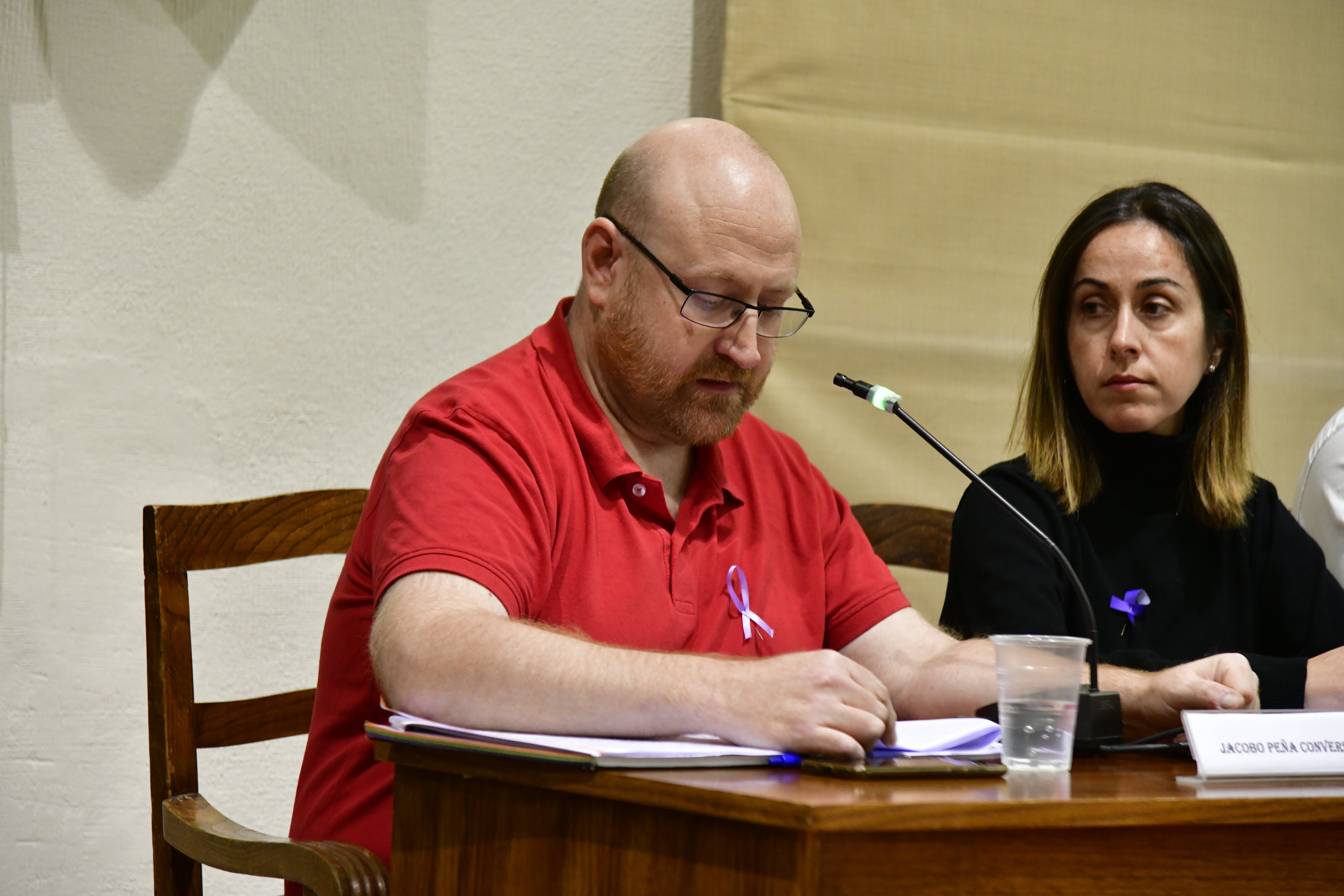 Policías locales conminan a desalojar el salón de plenos del Ayuntamiento de El Espinar.