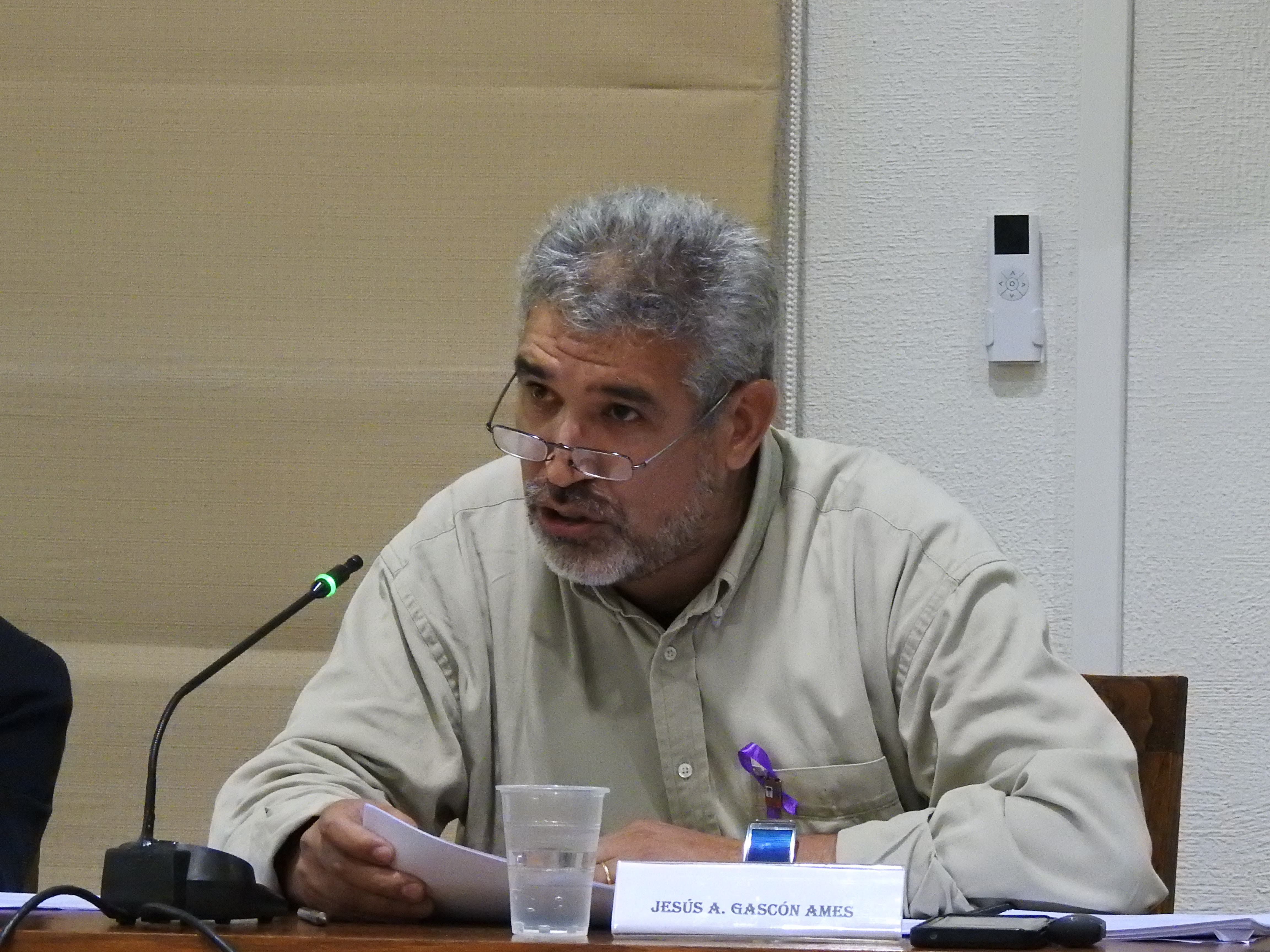 Policías locales conminan a desalojar el salón de plenos del Ayuntamiento de El Espinar.