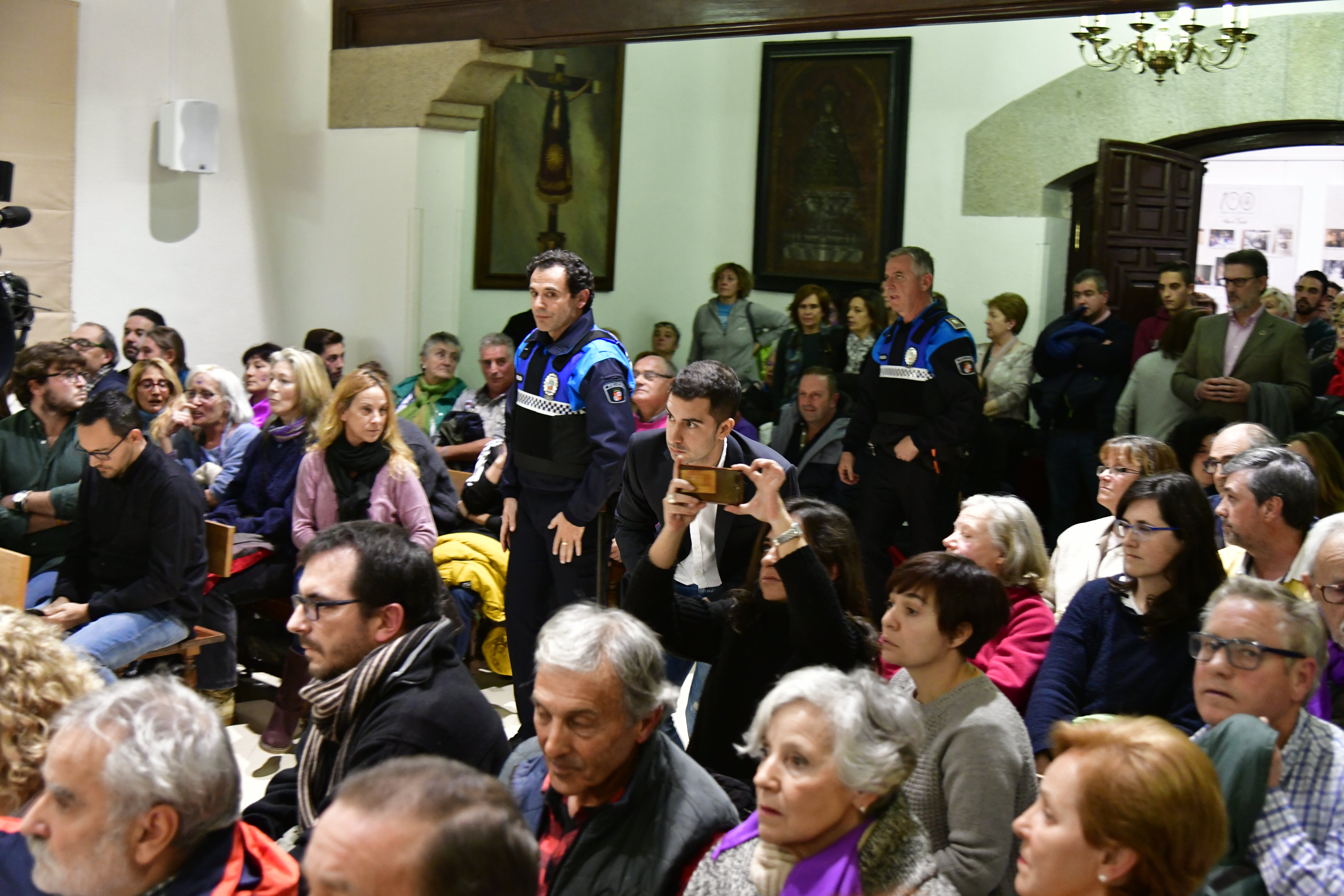 Policías locales conminan a desalojar el salón de plenos del Ayuntamiento de El Espinar.
