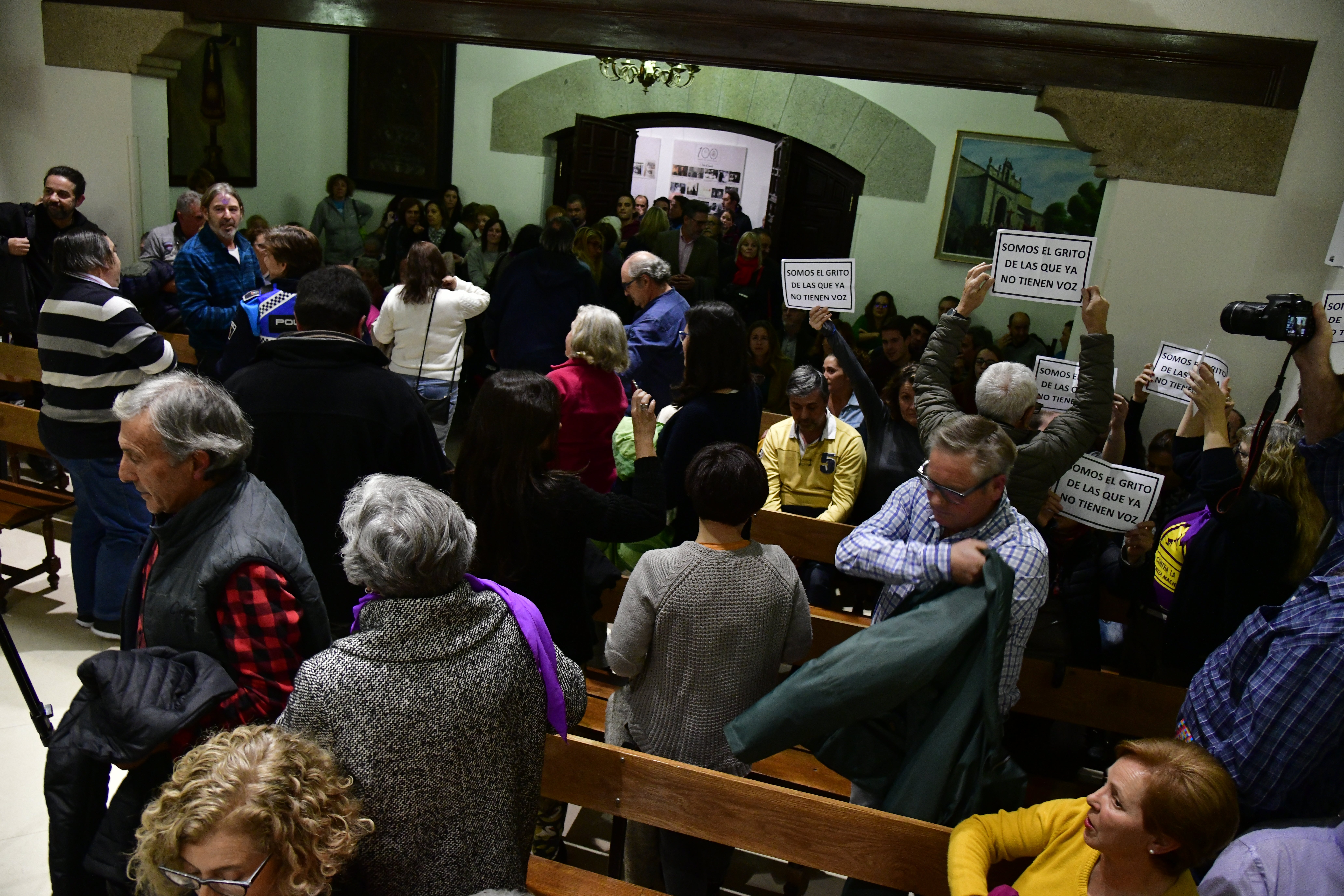 Policías locales conminan a desalojar el salón de plenos del Ayuntamiento de El Espinar.