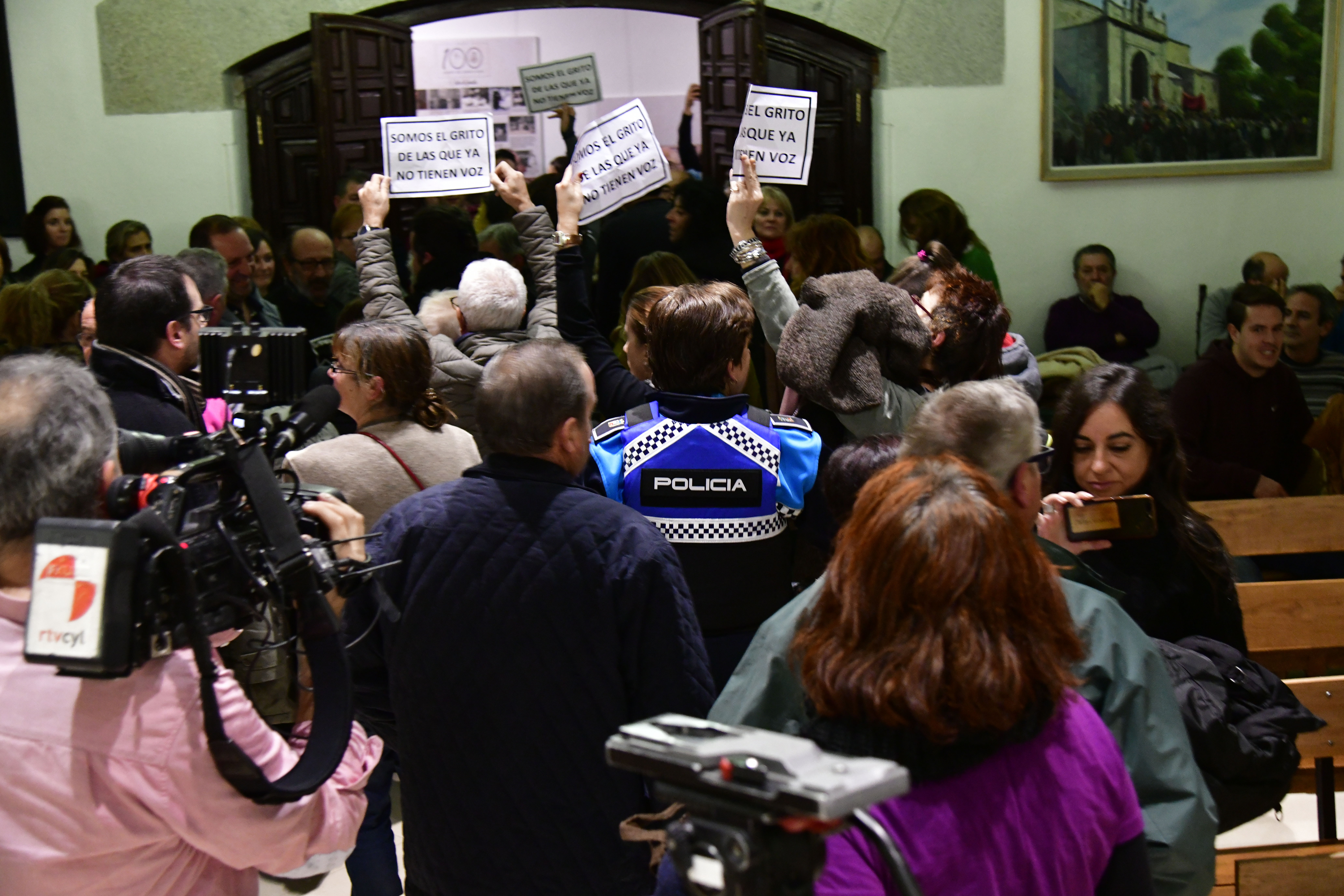 Policías locales conminan a desalojar el salón de plenos del Ayuntamiento de El Espinar.