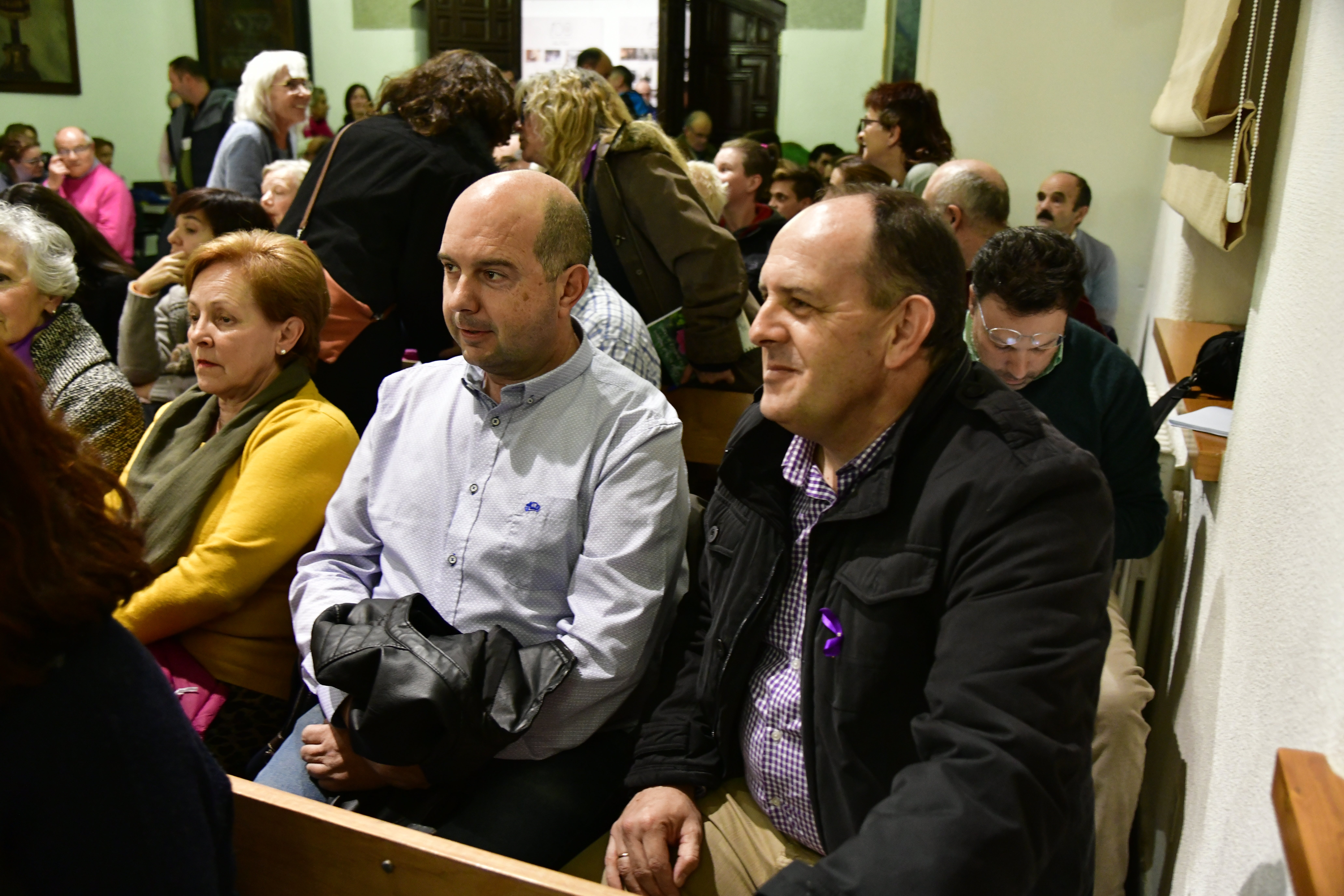 Policías locales conminan a desalojar el salón de plenos del Ayuntamiento de El Espinar.
