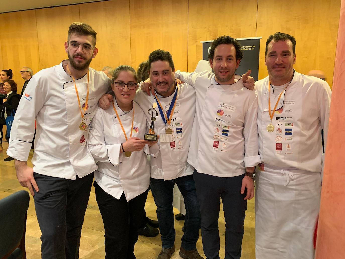 Sheila García posa en Palma de Mallorca con otros concursantes, entre ellos el pastelero Julián Arranz, segundo por la derecha. 