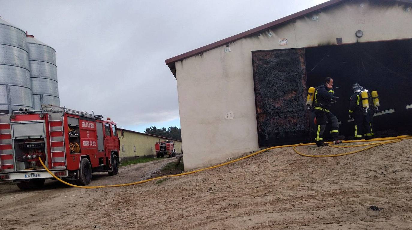 Los bomberos de Segovia, durante un incendio en Mudrián el año pasado. 