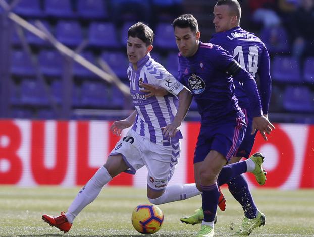 Hugo Mallo carga a Toni en presencia de Lobotka durante el partido entre Pucela y Celta jugado en Zorrilla en enero.