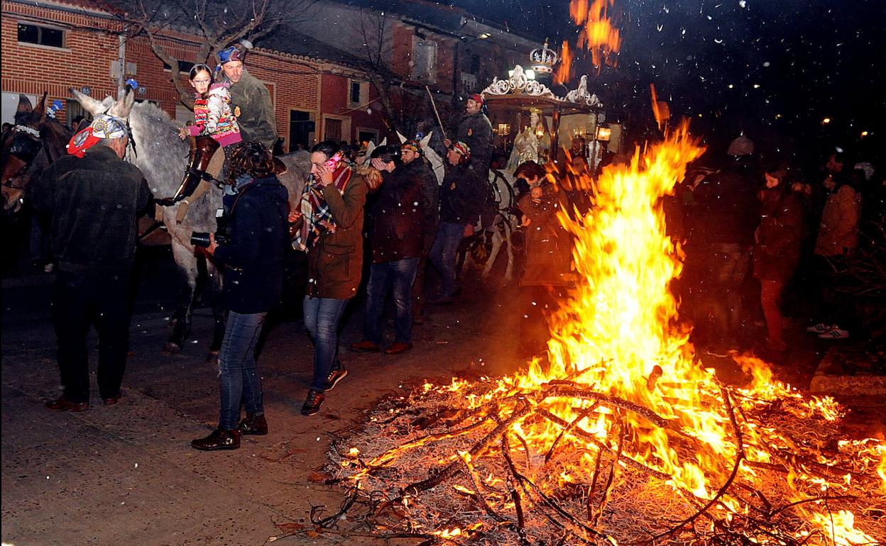 Bajada de la Virgen de los Pegotes de Nava del Rey, en años anteriores. 