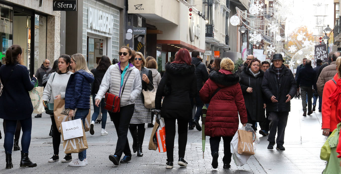 Miles de vallisoletanos han aprovechado hoy la jornada de descuentos del 'Black Friday' para hacer sus compras. 