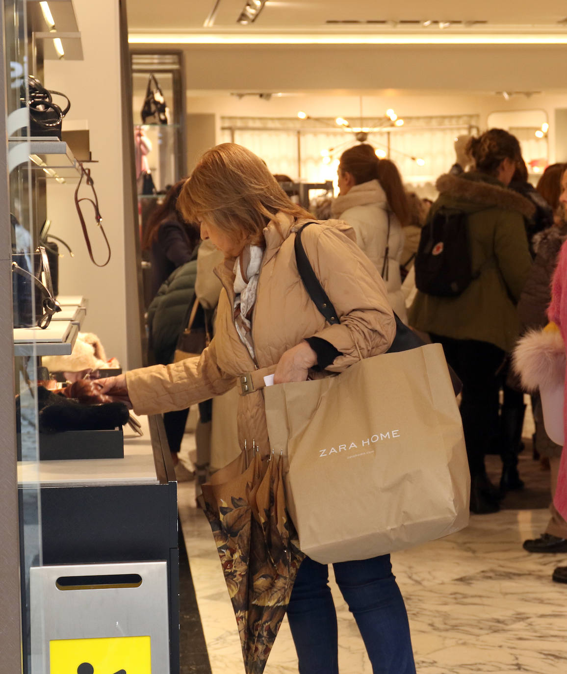 Miles de vallisoletanos han aprovechado hoy la jornada de descuentos del 'Black Friday' para hacer sus compras. 