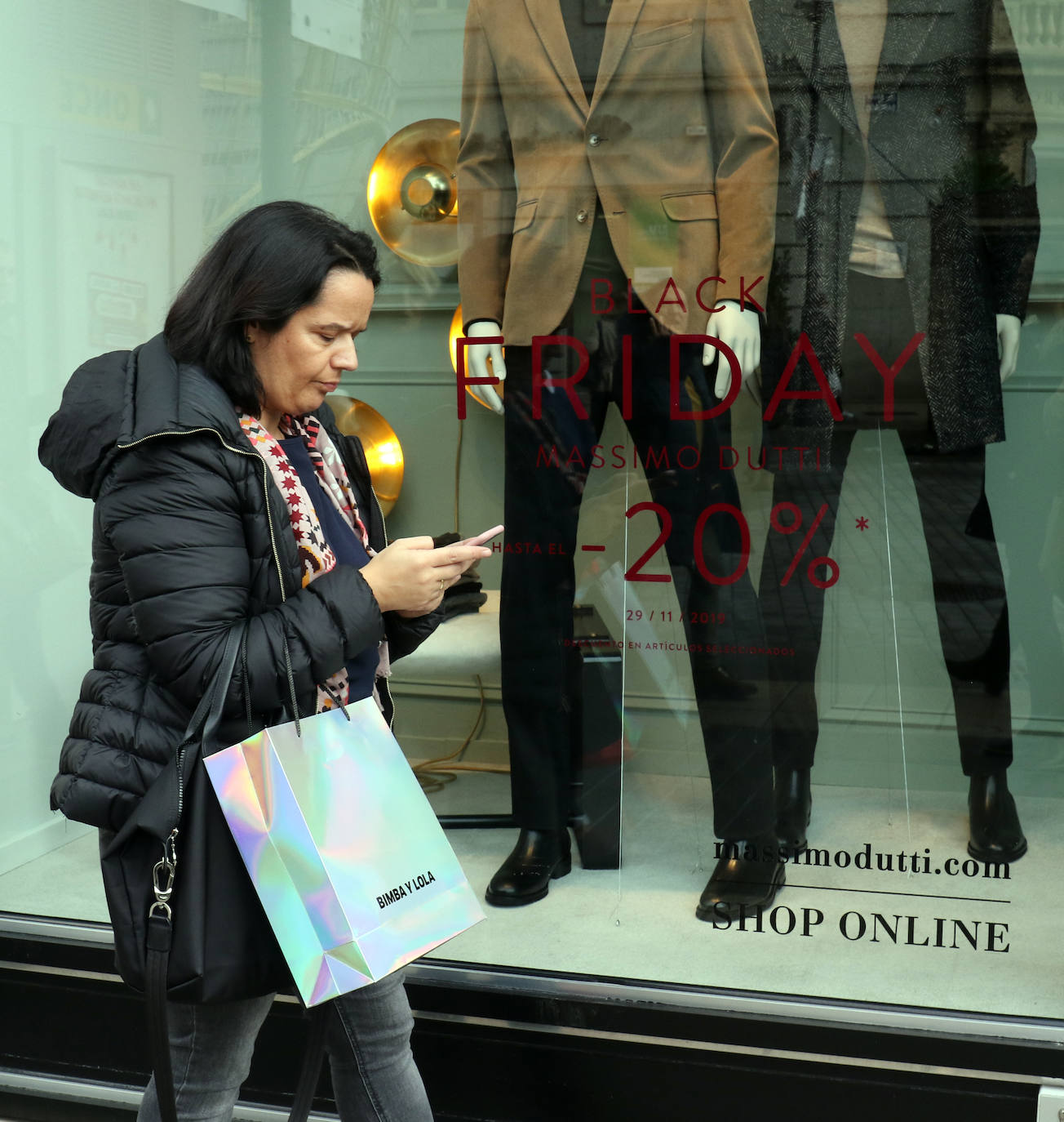 Miles de vallisoletanos han aprovechado hoy la jornada de descuentos del 'Black Friday' para hacer sus compras. 