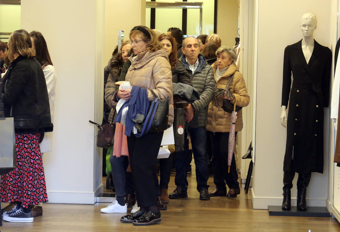 Miles de vallisoletanos han aprovechado hoy la jornada de descuentos del 'Black Friday' para hacer sus compras. 