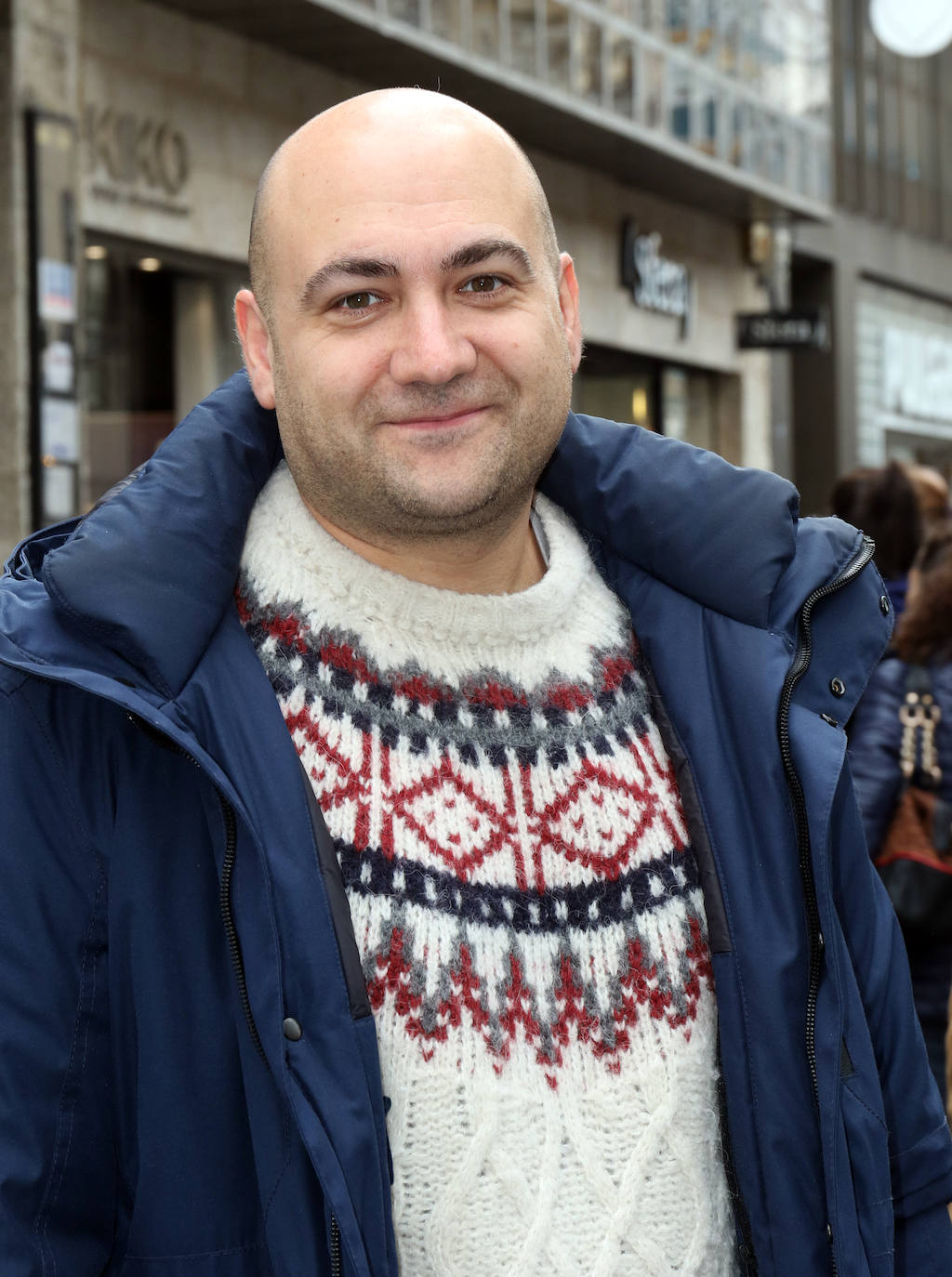 Miles de vallisoletanos han aprovechado hoy la jornada de descuentos del 'Black Friday' para hacer sus compras. 