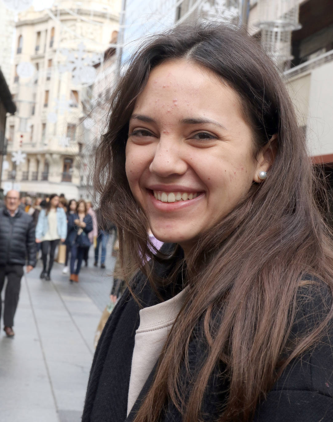 Miles de vallisoletanos han aprovechado hoy la jornada de descuentos del 'Black Friday' para hacer sus compras. 