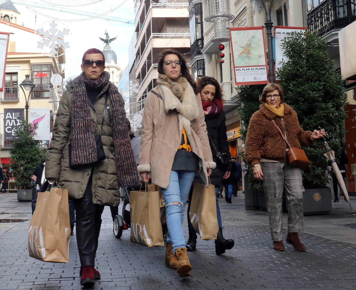 Miles de vallisoletanos han aprovechado hoy la jornada de descuentos del 'Black Friday' para hacer sus compras. 