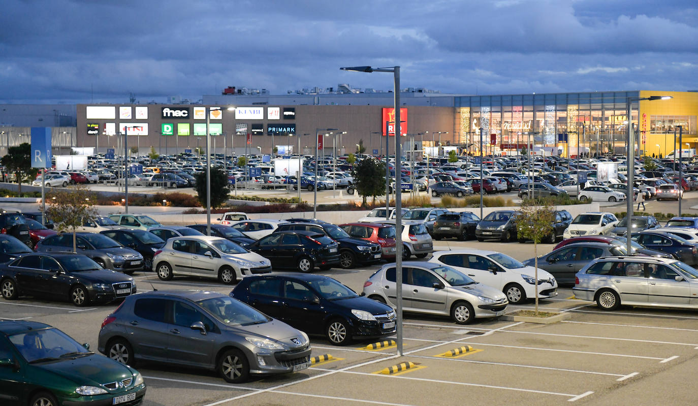Miles de vallisoletanos han aprovechado hoy la jornada de descuentos del 'Black Friday' para hacer sus compras. 