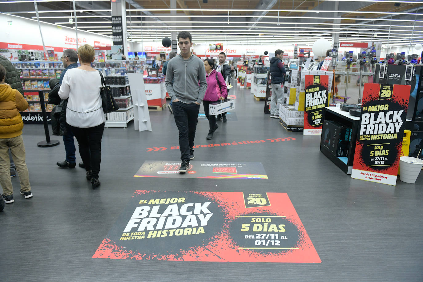 Miles de vallisoletanos han aprovechado hoy la jornada de descuentos del 'Black Friday' para hacer sus compras. 