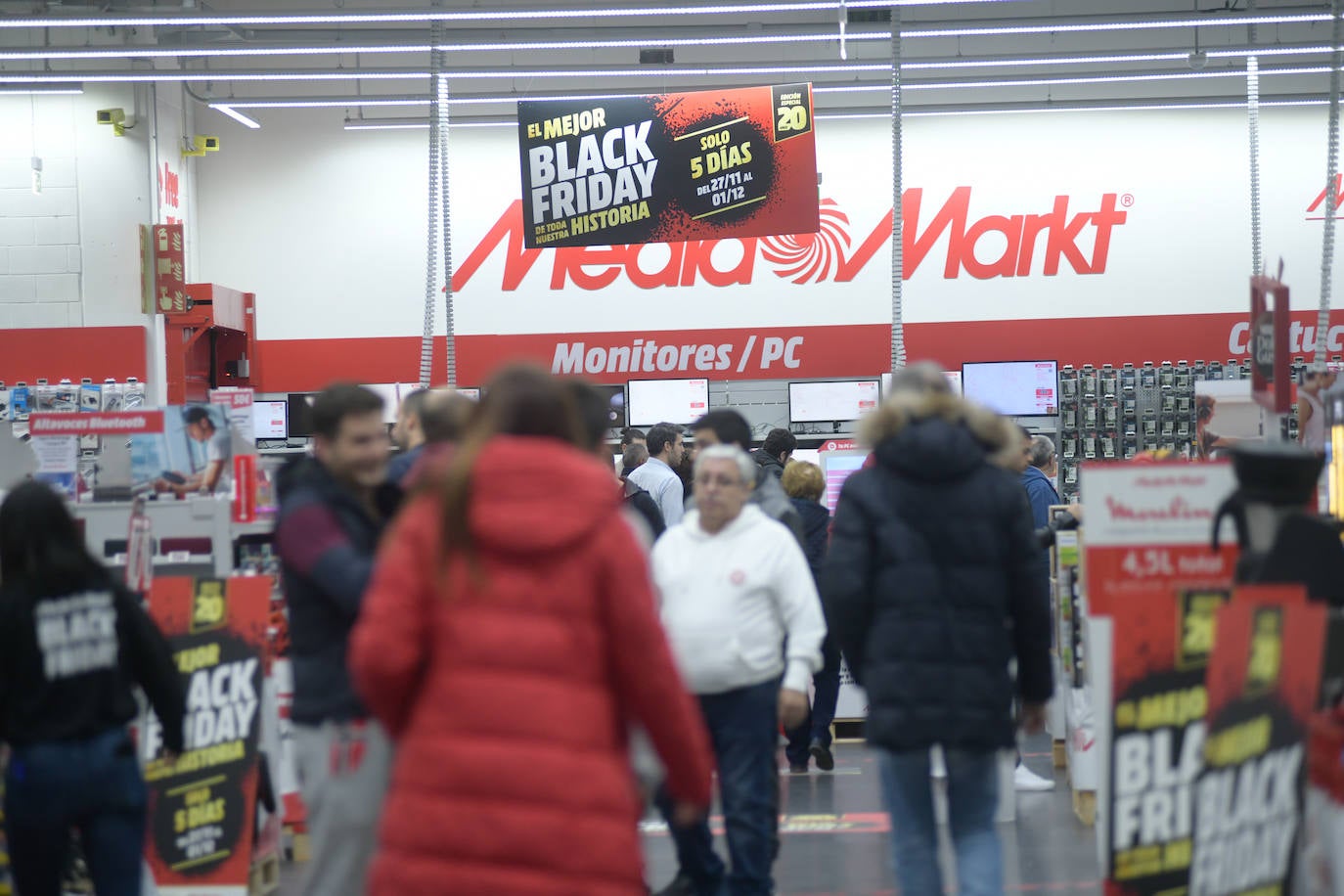 Miles de vallisoletanos han aprovechado hoy la jornada de descuentos del 'Black Friday' para hacer sus compras. 